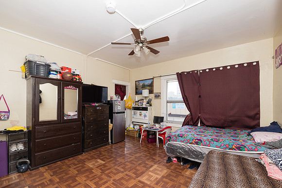 694 S Burlington Ave Interior-006