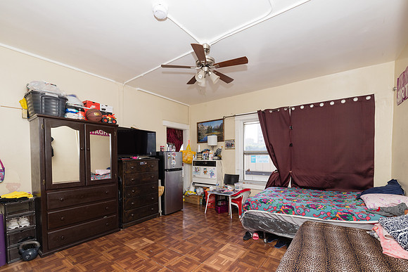 694 S Burlington Ave Interior-007