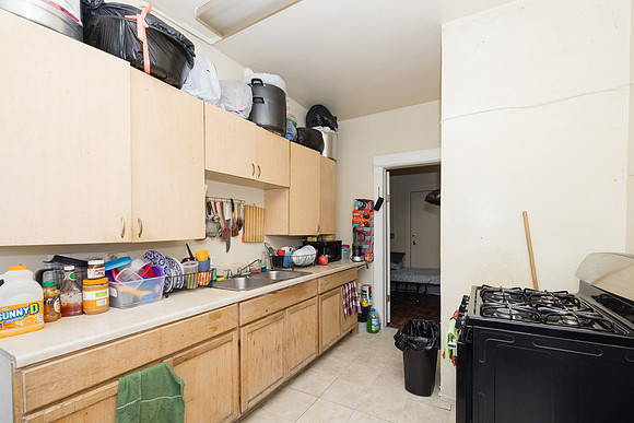 694 S Burlington Ave Interior-013