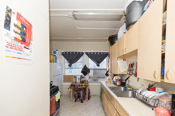 694 S Burlington Ave Interior-015