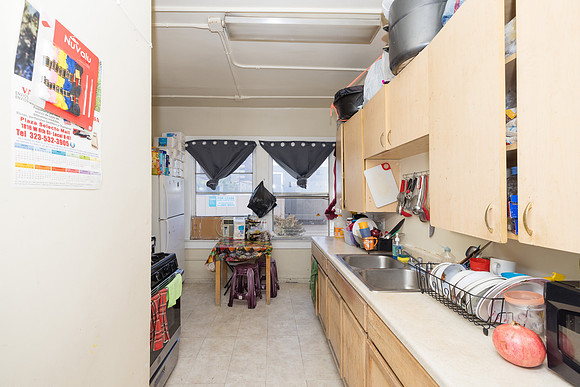 694 S Burlington Ave Interior-016