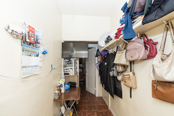 694 S Burlington Ave Interior-019