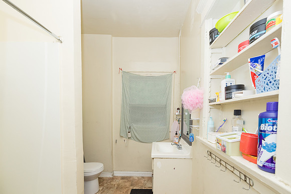 694 S Burlington Ave Interior-022