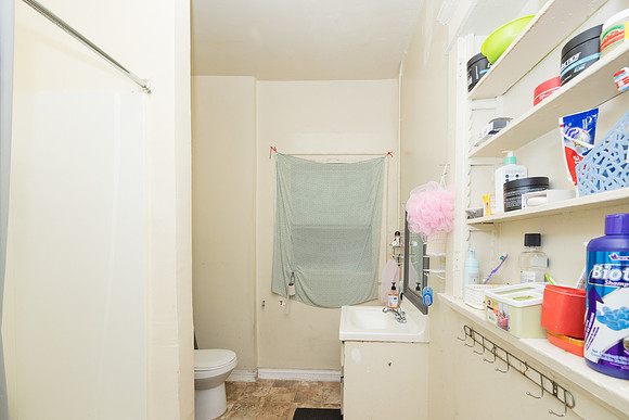 694 S Burlington Ave Interior-023