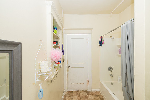 694 S Burlington Ave Interior-024