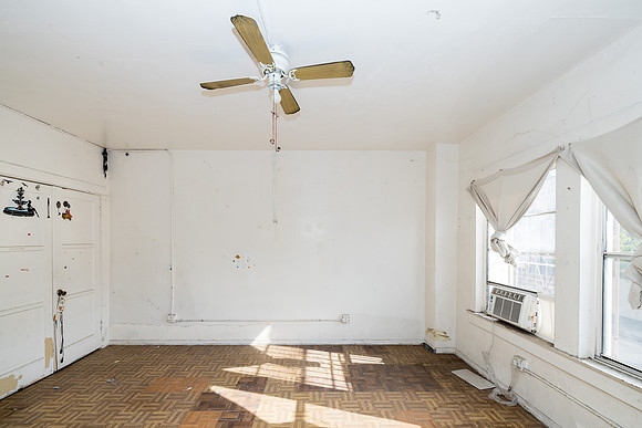 694 S Burlington Ave Interior-026