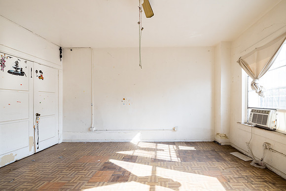 694 S Burlington Ave Interior-028