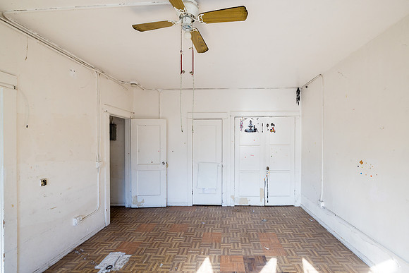 694 S Burlington Ave Interior-029