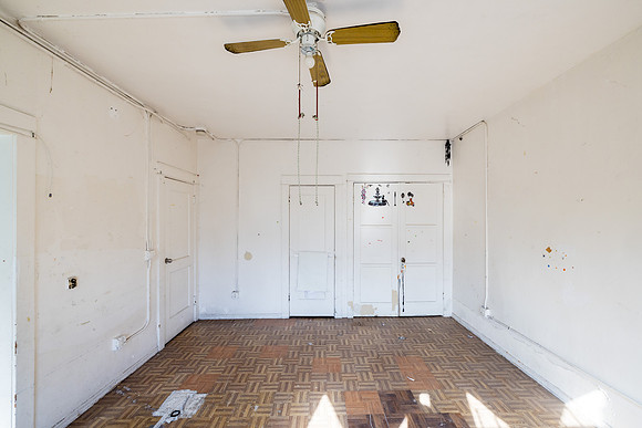 694 S Burlington Ave Interior-030