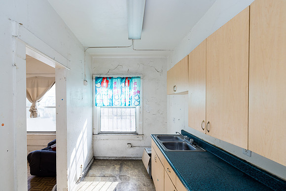 694 S Burlington Ave Interior-031