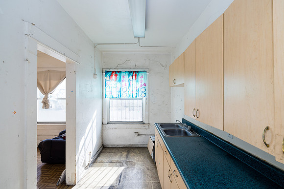 694 S Burlington Ave Interior-032