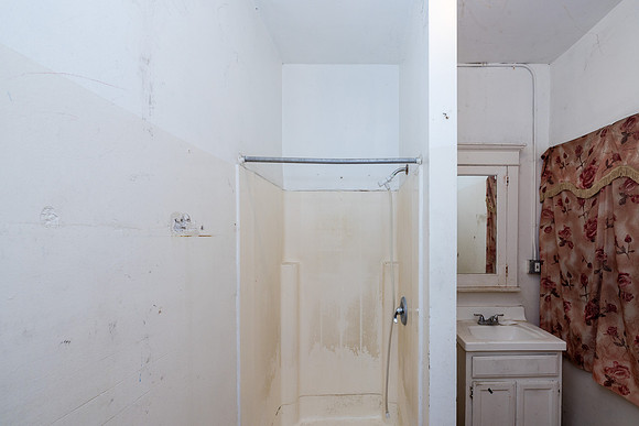 694 S Burlington Ave Interior-033