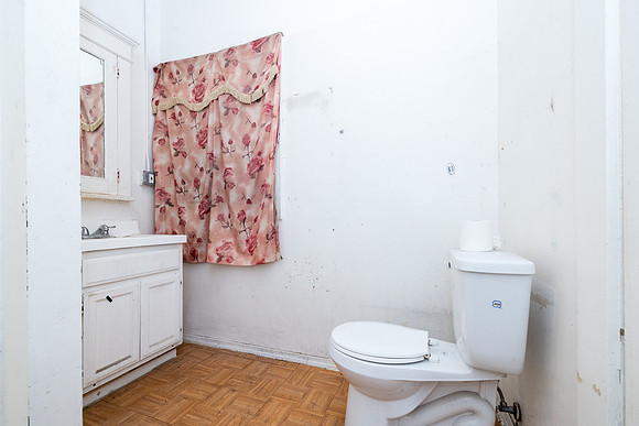 694 S Burlington Ave Interior-036