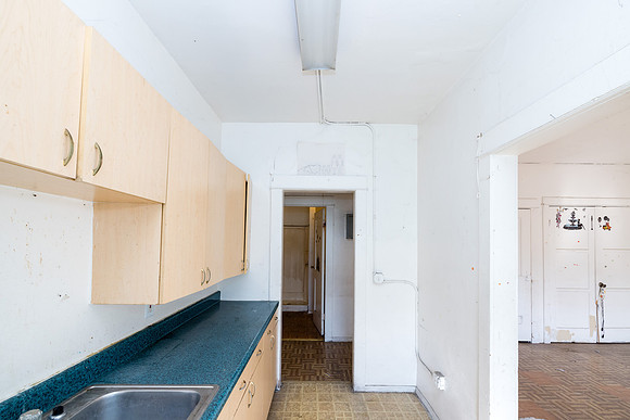 694 S Burlington Ave Interior-037