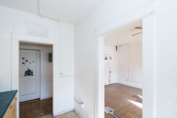 694 S Burlington Ave Interior-039