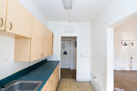 694 S Burlington Ave Interior-038