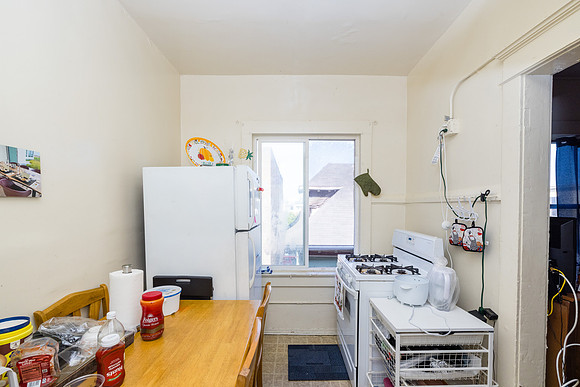 694 S Burlington Ave Interior-042