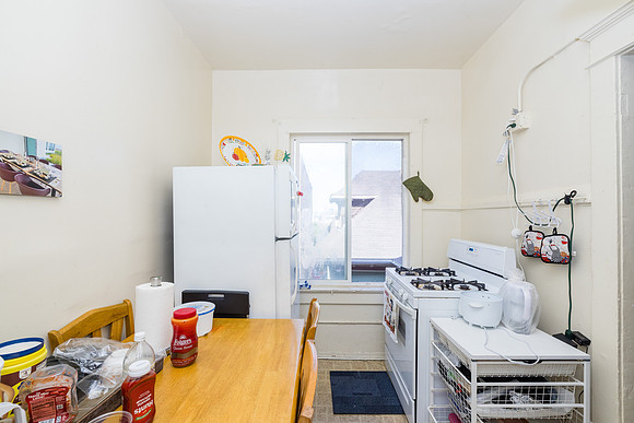 694 S Burlington Ave Interior-043