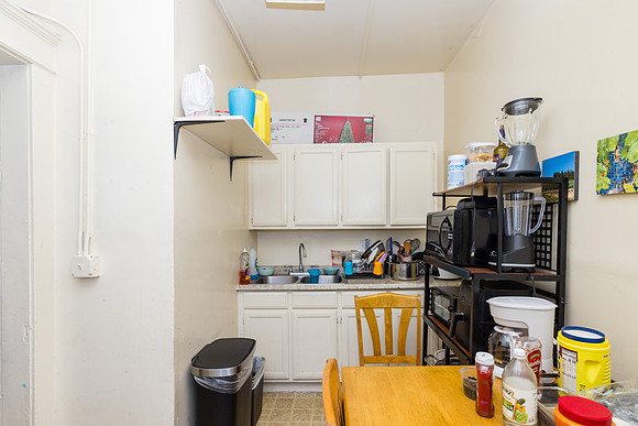 694 S Burlington Ave Interior-044