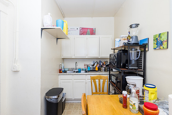 694 S Burlington Ave Interior-045