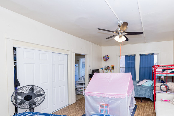 694 S Burlington Ave Interior-046