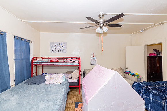 694 S Burlington Ave Interior-050