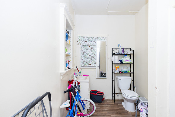 694 S Burlington Ave Interior-052