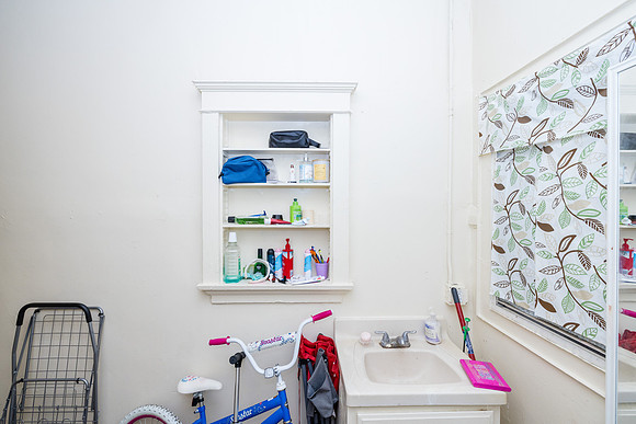 694 S Burlington Ave Interior-055