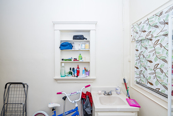 694 S Burlington Ave Interior-056