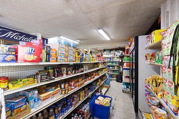 694 S Burlington Ave Interior-069