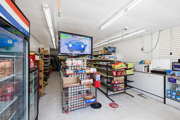 694 S Burlington Ave Interior-074