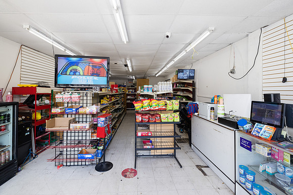 694 S Burlington Ave Interior-075