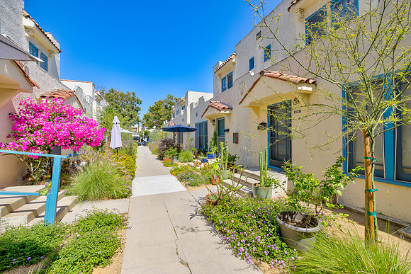 617 N Sycamore Ave-018