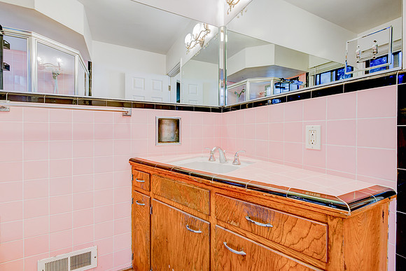 1359 W 15th St Interior-066