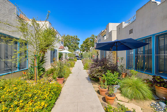 617 N Sycamore Ave-026