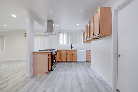 2747 S Mansfield Ave Interior-010