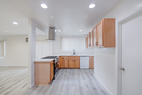 2747 S Mansfield Ave Interior-011