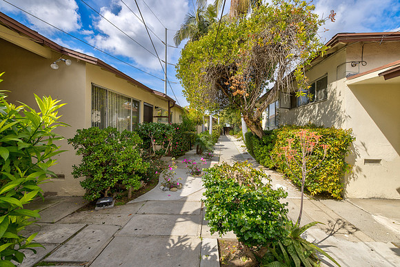 7234 S La Cienega Blvd- Exterior-010