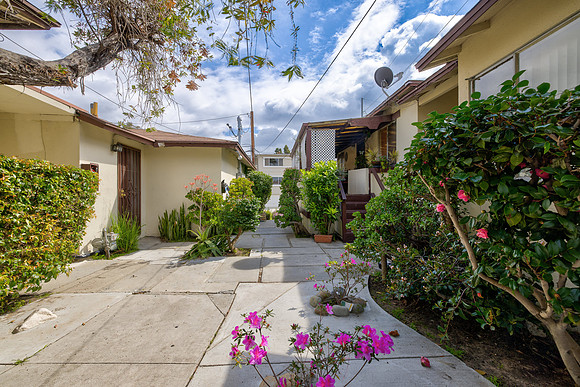 7234 S La Cienega Blvd- Exterior-026