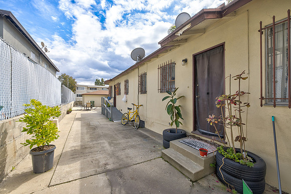 7234 S La Cienega Blvd- Exterior-031