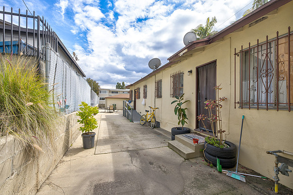 7234 S La Cienega Blvd- Exterior-033