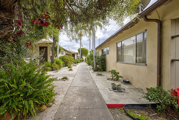 7234 S La Cienega Blvd- Exterior-049