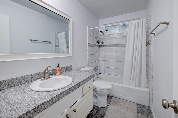 627 Grant St Interior-007
