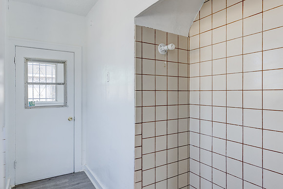 8715 Hooper Interior-006