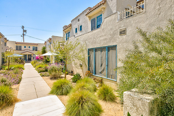 617 N Sycamore Ave-009