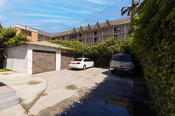 633 W Olive St-002