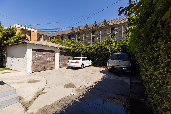 633 W Olive St-003
