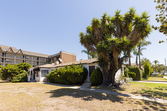633 W Olive St-080