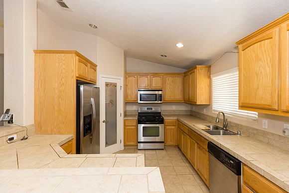 1 1275 E Broadway  -024
