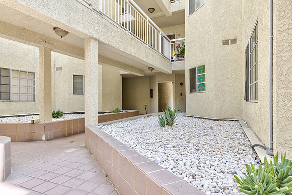 456 Mrytle St Exterior-007